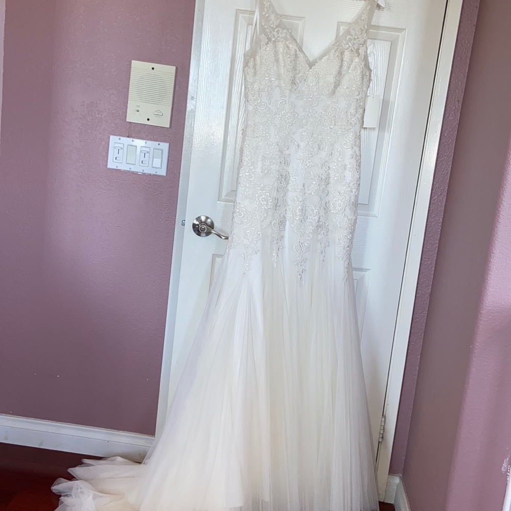 Ivory Mori Lee by Madeline Gardner Wedding Dress. Sample dress brand new size 12